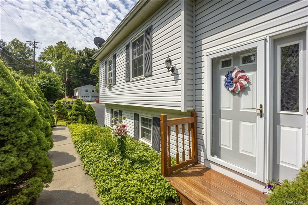 Property Photo:  19 Iroquois Road  NY 12563 