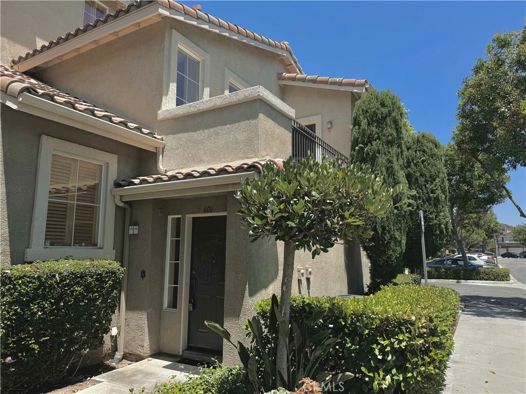 Property Photo:  606 Larkridge  CA 92618 