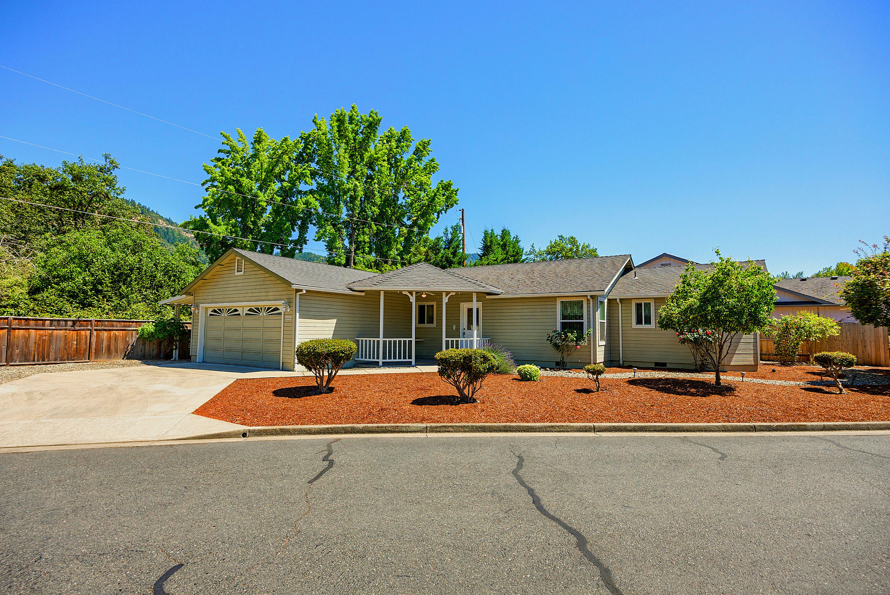Property Photo: 1721 Brookhurst Way OR 97527