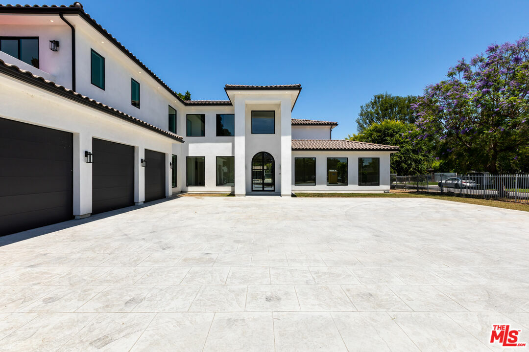 Property Photo: 13807 Magnolia Blvd CA 91423