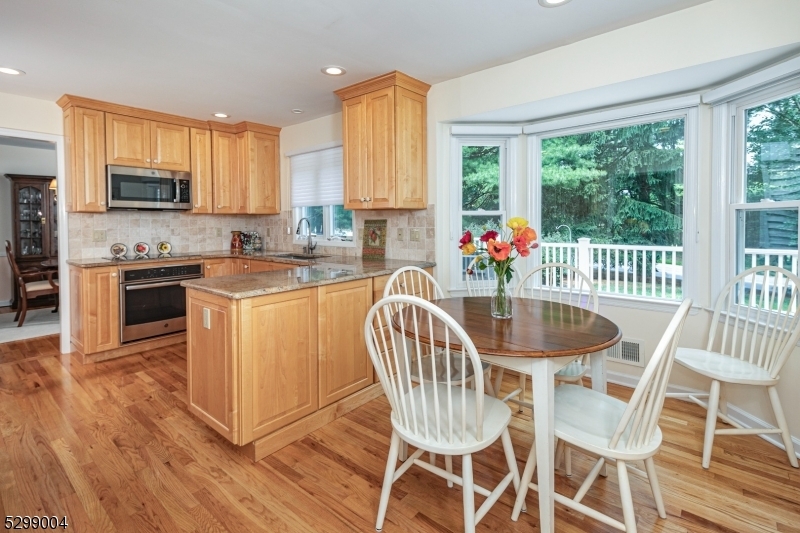 Property Photo:  6 Betsy Ross Ct  NJ 08558 