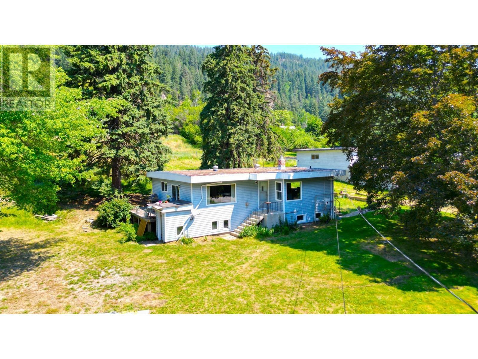 Photo de la propriété:  3633 Bwater Rd Road  BC V1N 4V3 