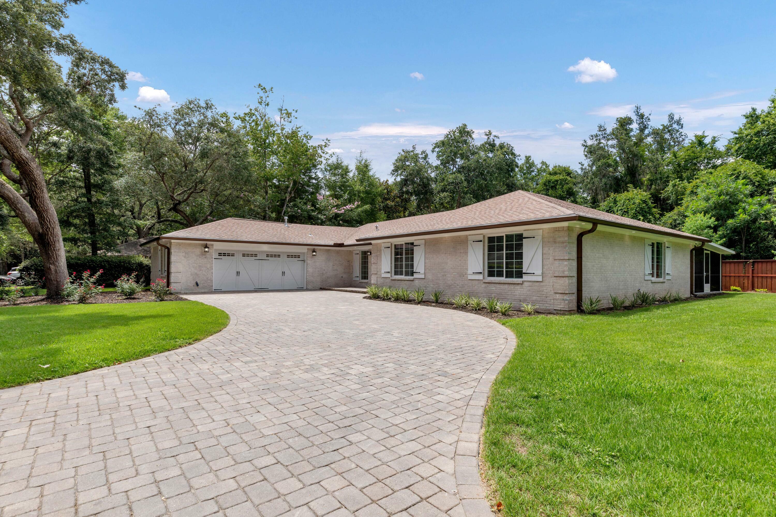 Property Photo: 343 Oaklake Lane FL 32578