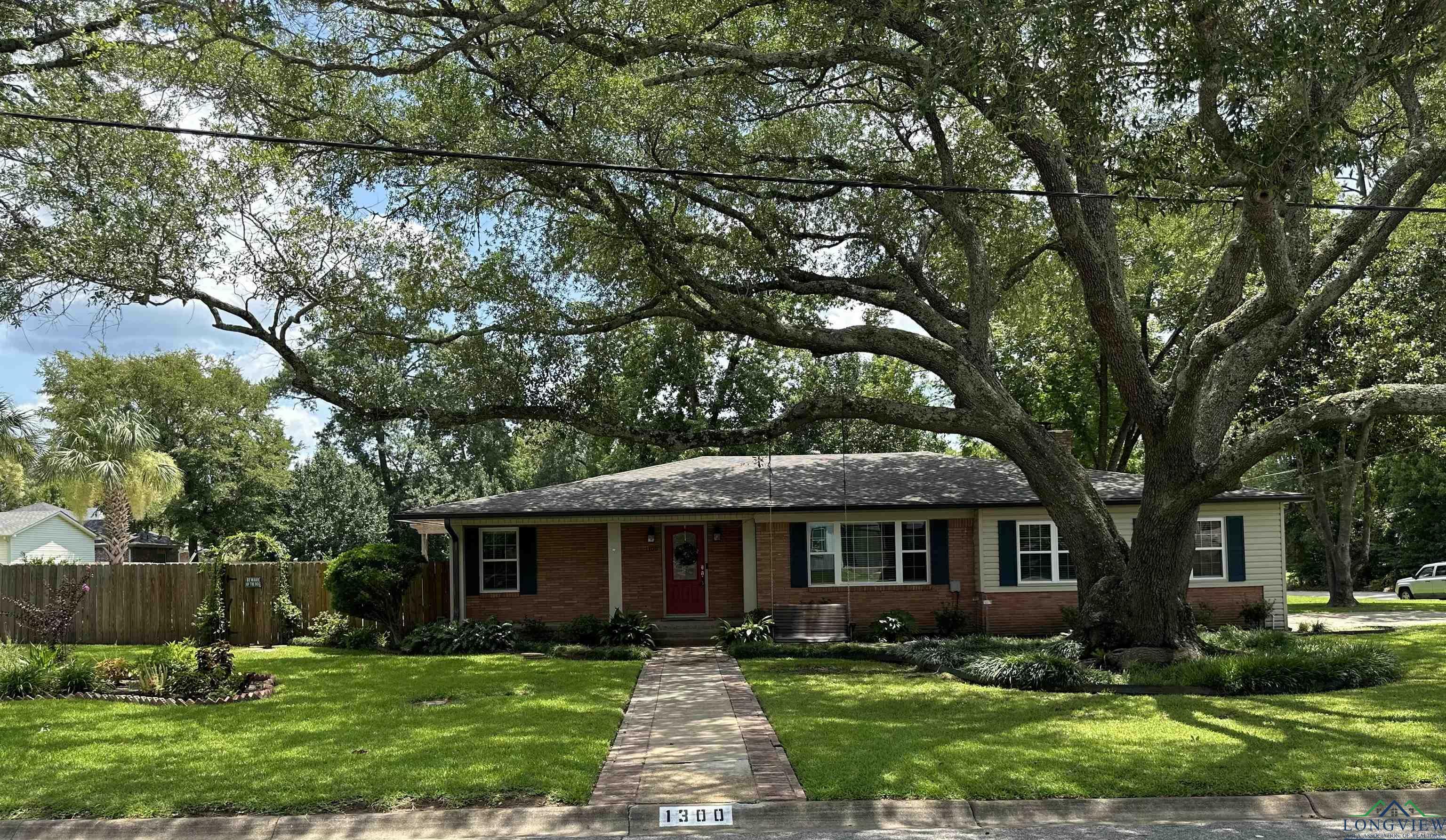 Property Photo:  1300 Woodlawn St  TX 75662 