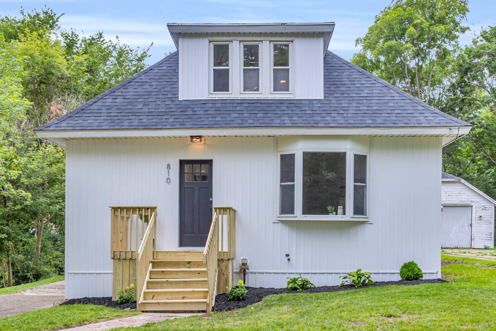 Property Photo:  810 N East Avenue  MI 49202 