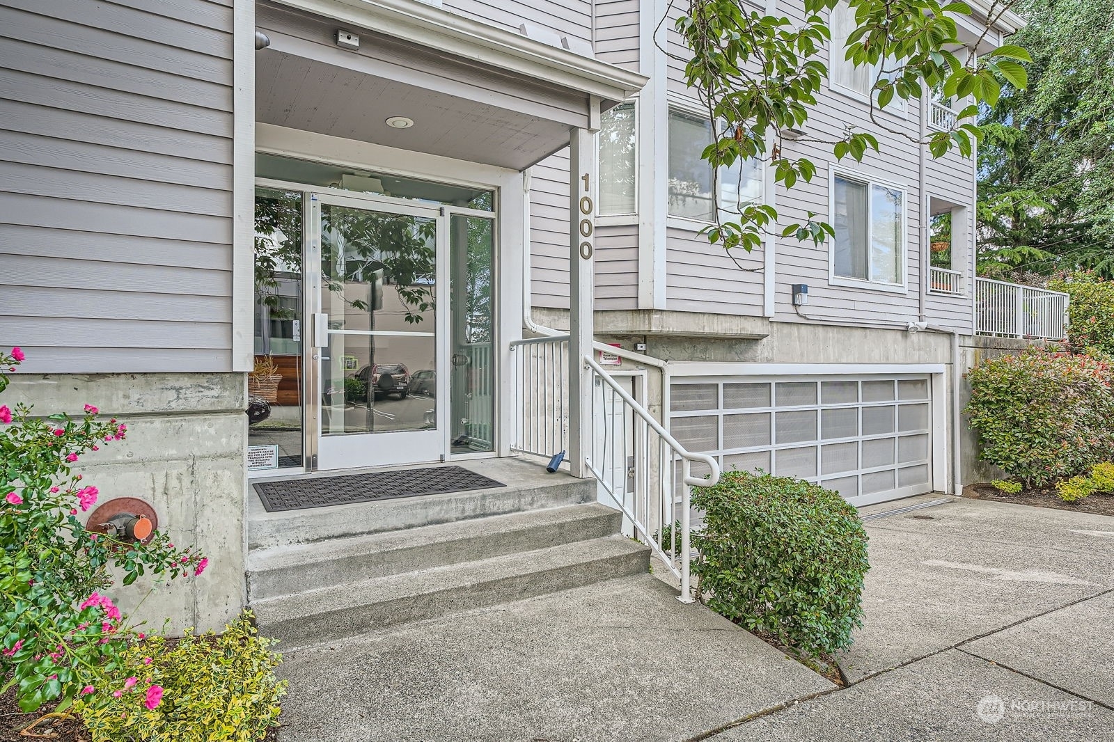 Property Photo:  1000 NE 88th Street 401  WA 98115 