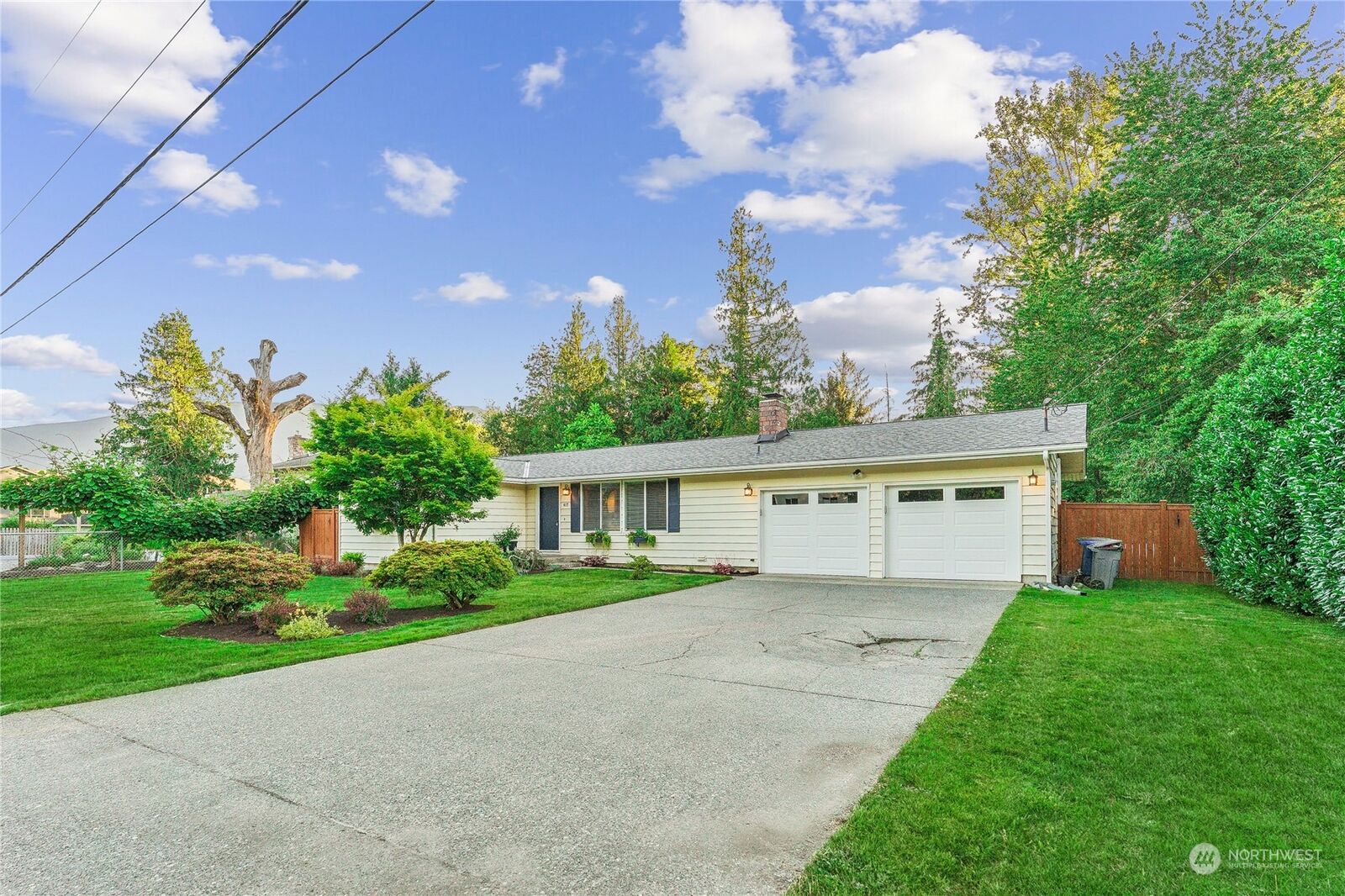Property Photo:  417 Taylor Place NE  WA 98045 
