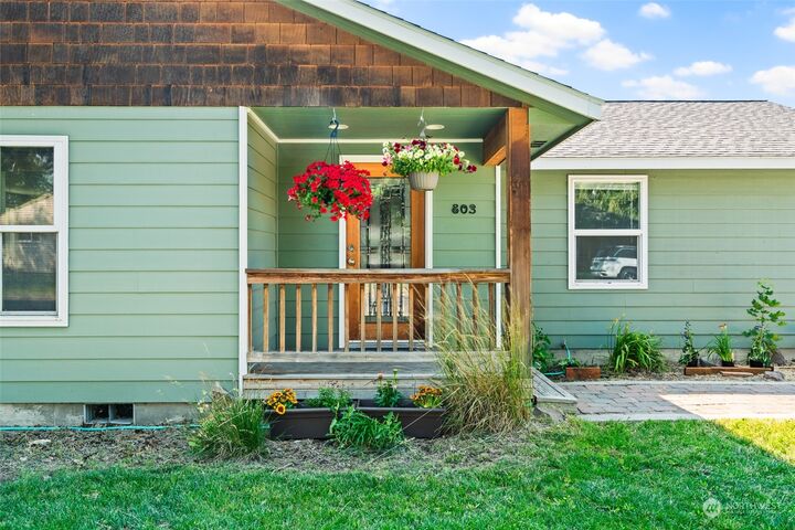 Property Photo: 803 S Whitman Street WA 98926