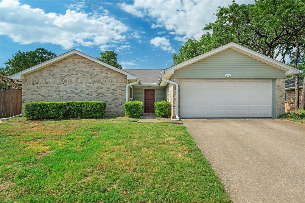 Property Photo:  2828 Edgewood Lane  TX 76021 