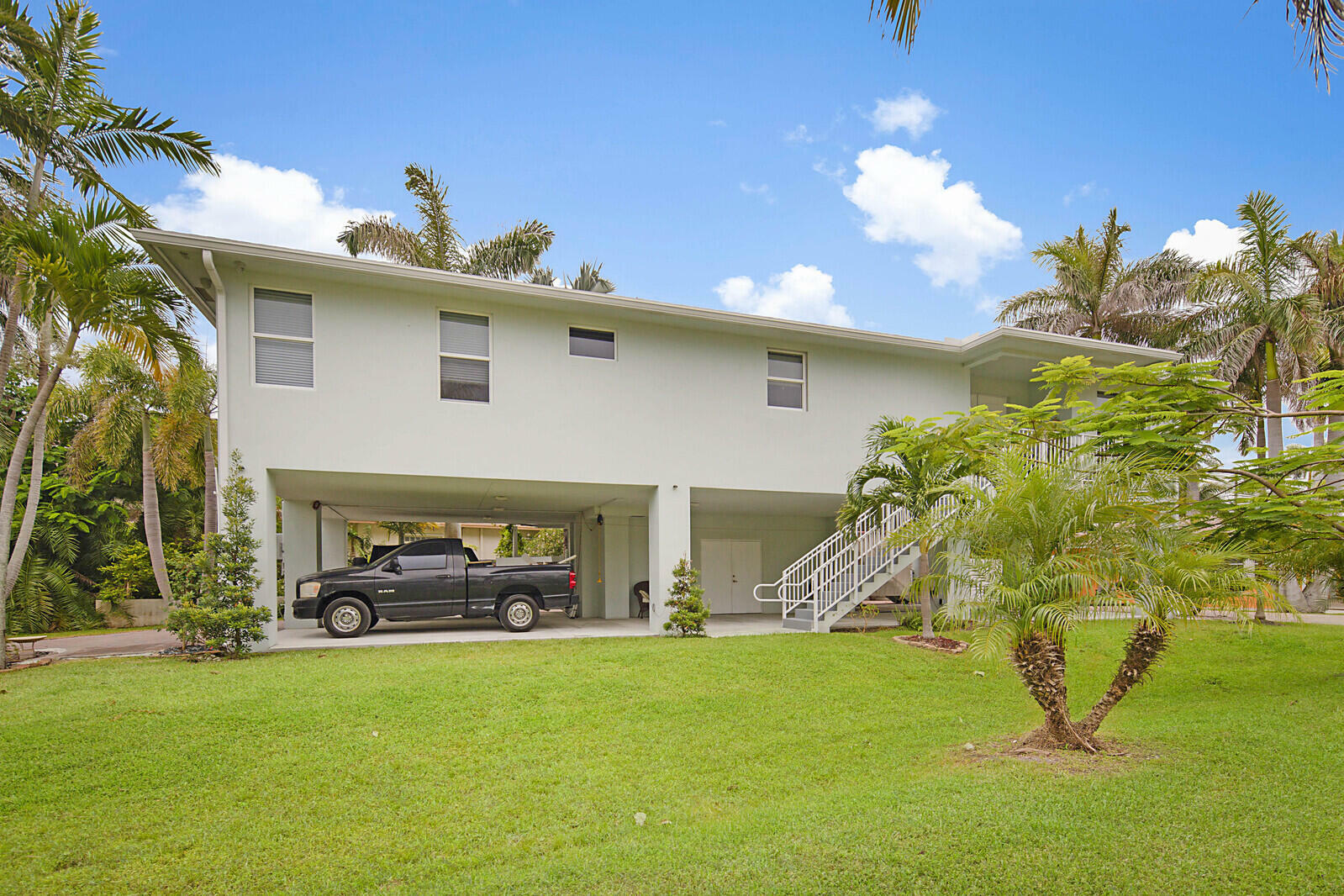 Property Photo:  2510 Lake Drive N  FL 33435 