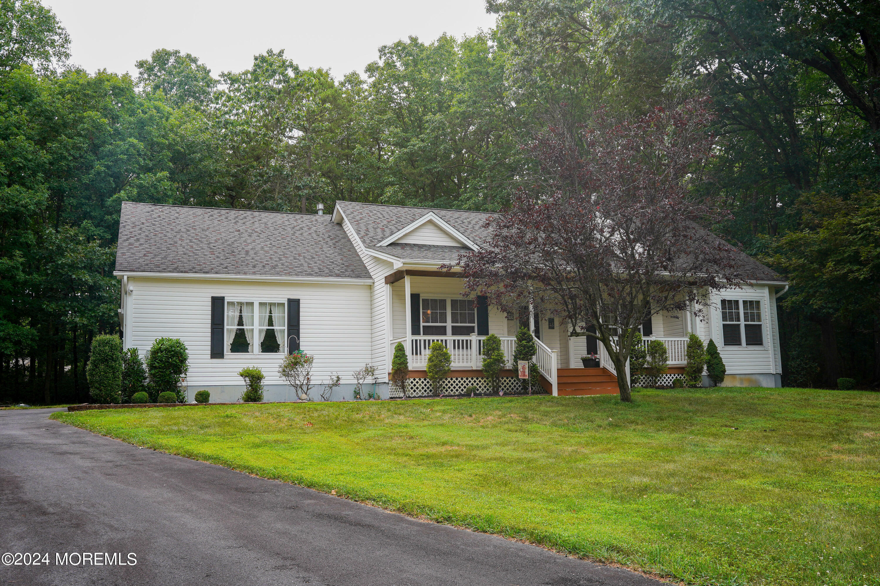 Property Photo:  10 Country Woods Drive  NJ 08533 