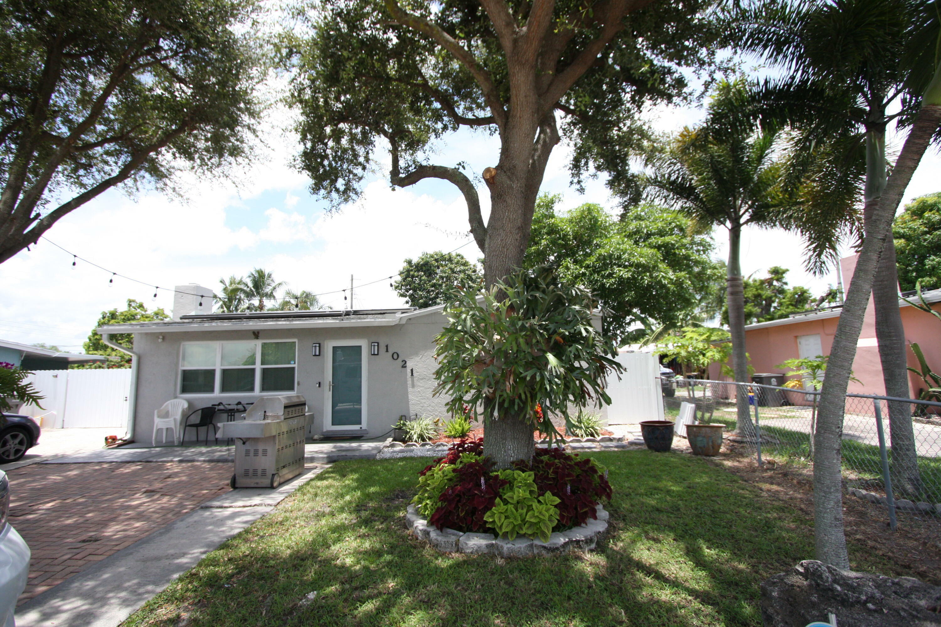 Property Photo:  1021 Cherry Road  FL 33409 