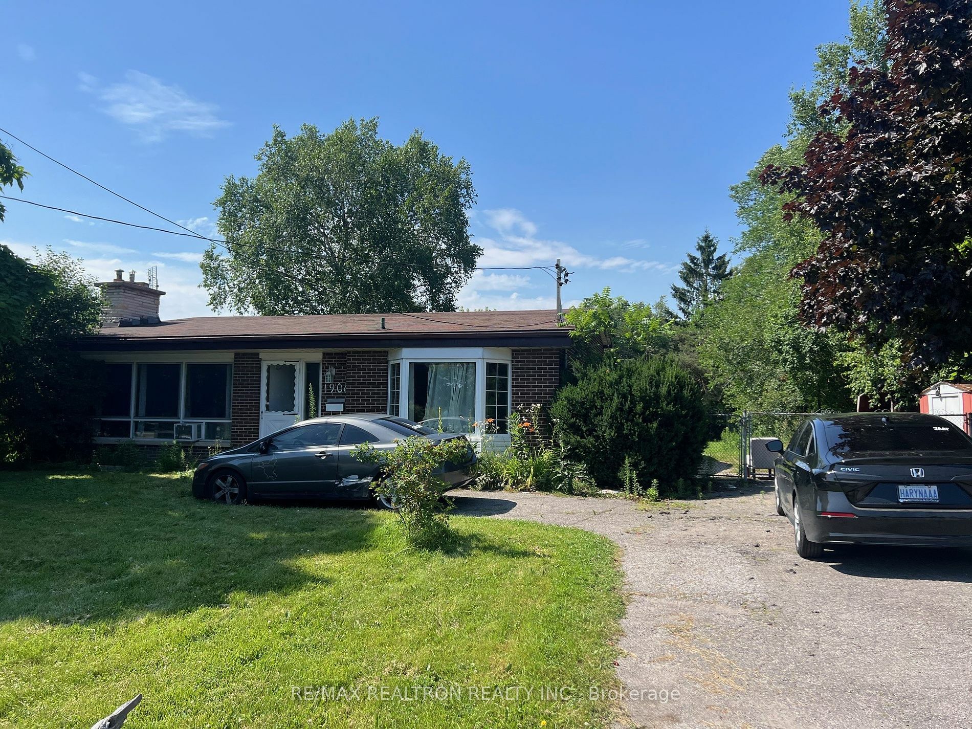 Property Photo:  1906 Rossland Rd E  ON L1N 3P5 