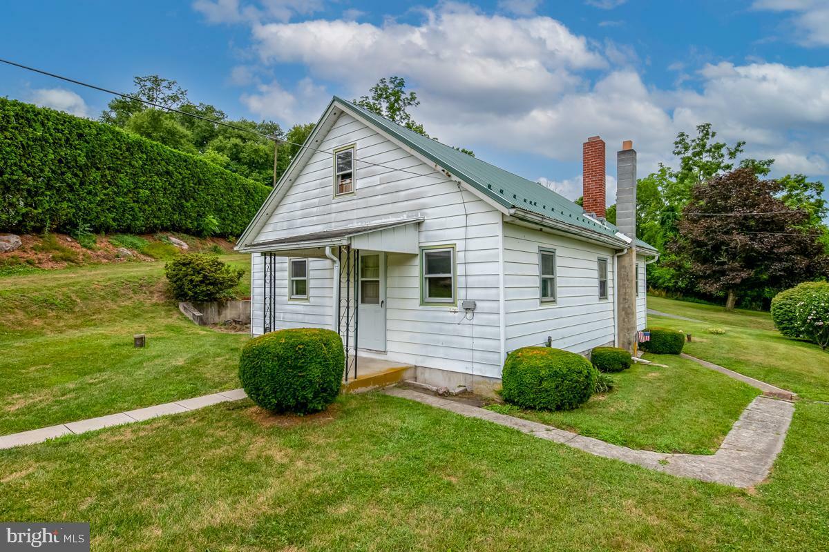 Property Photo:  2115 Old Lancaster Pike  PA 17569 