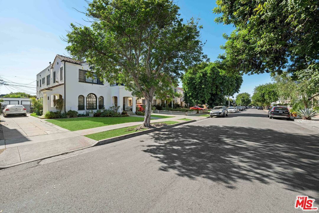 Property Photo:  4006  W 21st St  CA 90018 