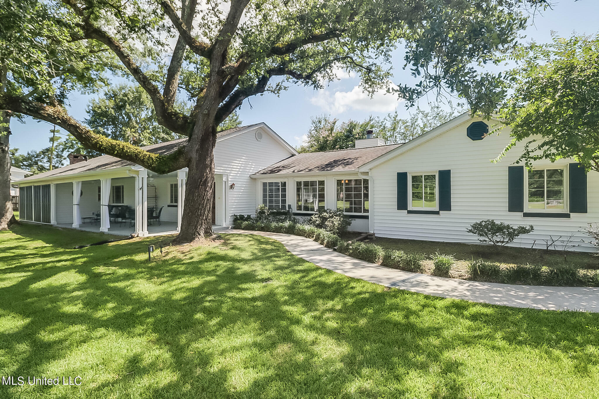 Property Photo:  750 Dunbar Avenue  MS 39520 