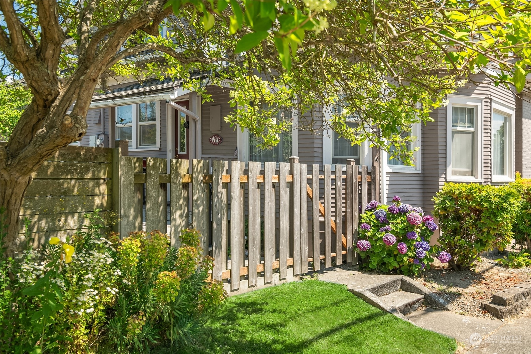 Property Photo:  1832 Wetmore Avenue  WA 98201 