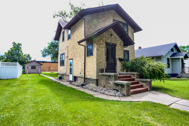 Property Photo:  1207 S 1st St  SD 57401 