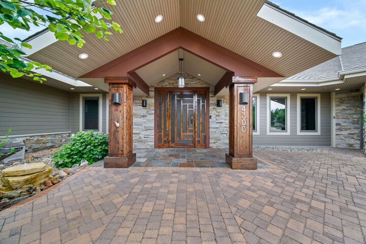 Property Photo: 4300 Timber Ridge Drive IA 50014