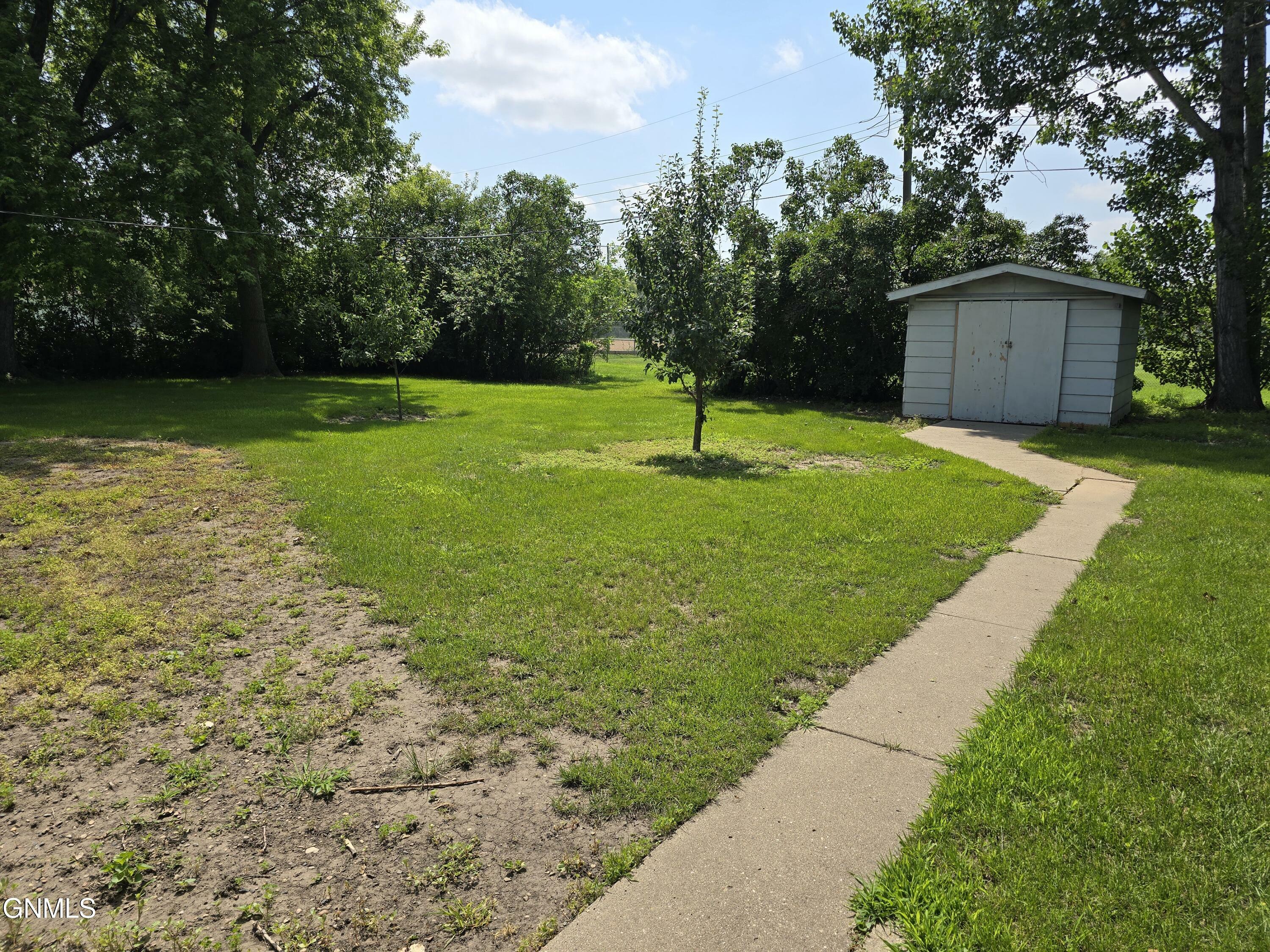 Property Photo:  1606 7th Avenue SE  ND 58401 