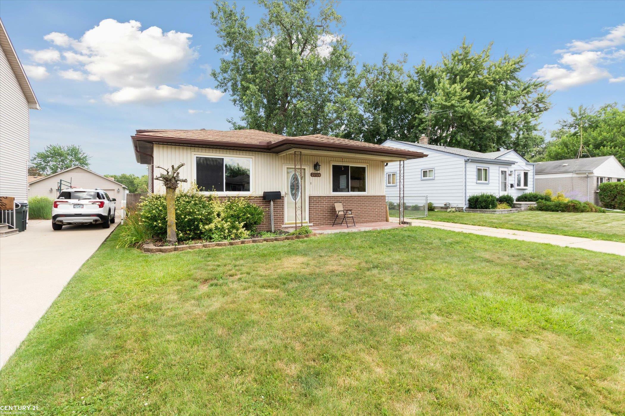 Property Photo:  24924 Leo  MI 48080 