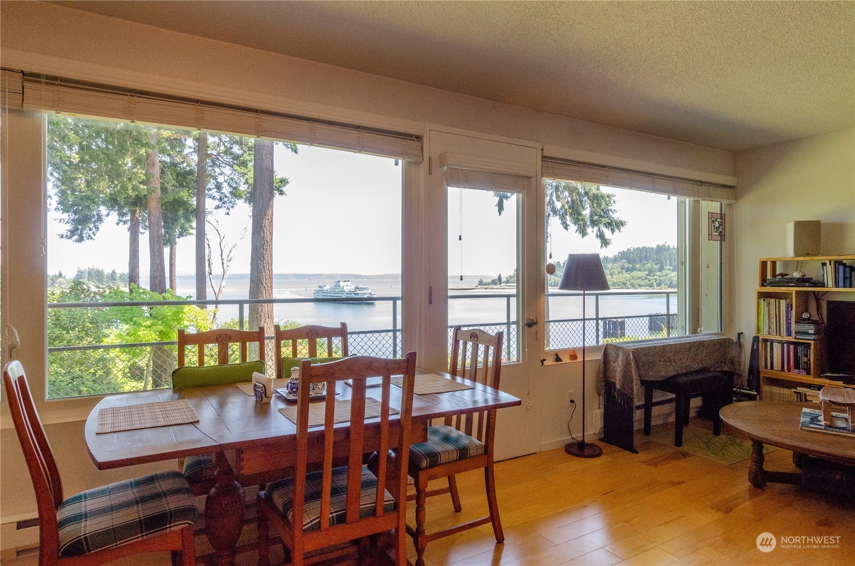 Property Photo:  965 Winslow Way E 203  WA 98110 