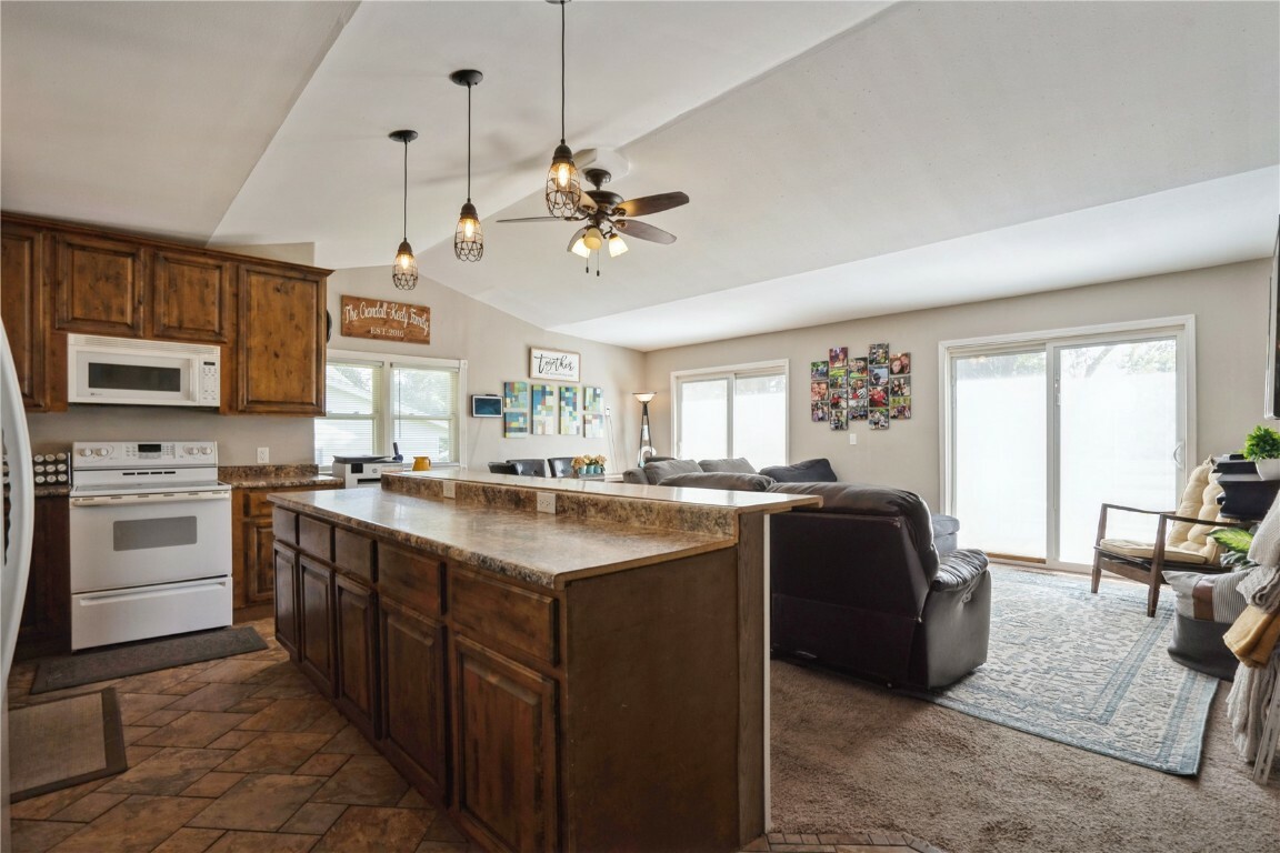 Property Photo:  400 Summit Drive NE  IA 52333 