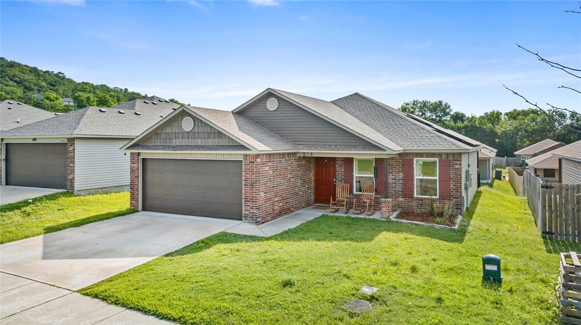 Property Photo: 914 S Jaybird Lane AR 72701