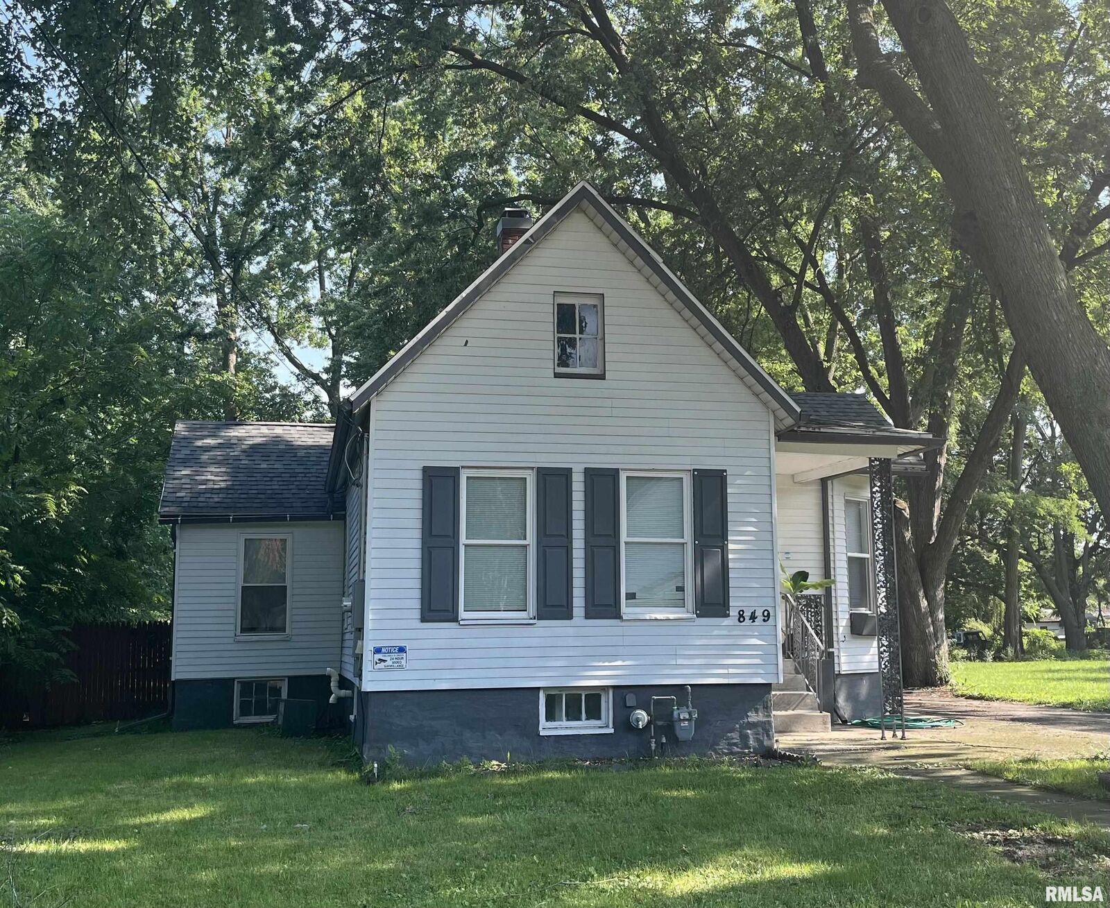 Property Photo:  849 E Berrien Street  IL 61401 