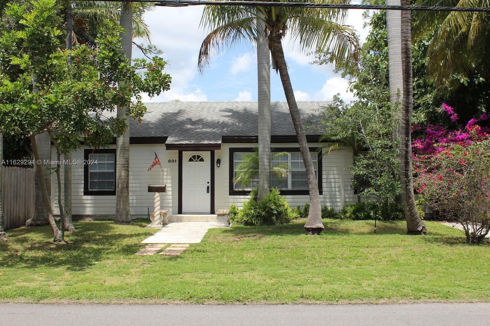 Property Photo:  601 SW 18th St  FL 33315 