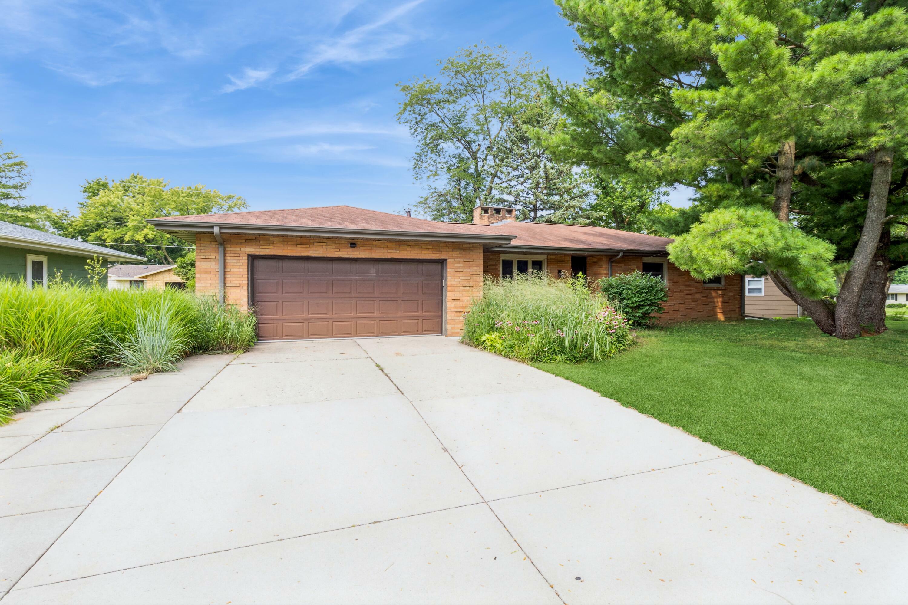 Property Photo:  1819 Bel Air Drive  IA 50010 