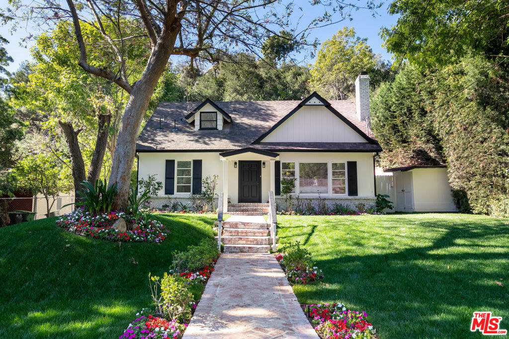 Property Photo:  2255 Benedict Canyon Drive  CA 90210 