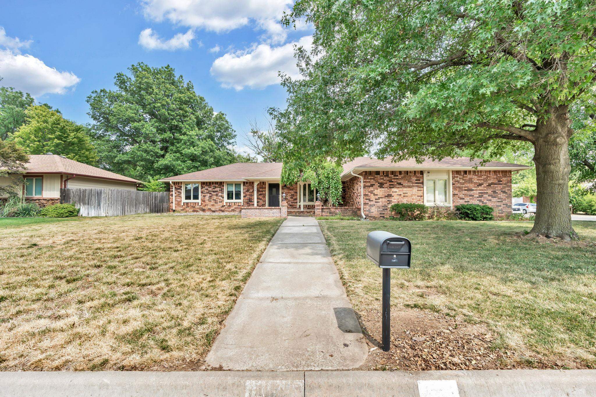 Property Photo:  1408 N Parkdale St  KS 67212 