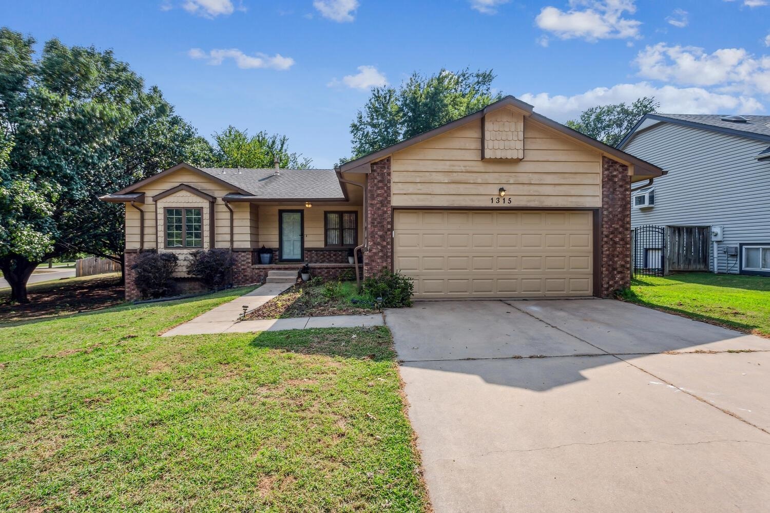 Property Photo:  1315 N Montana St  KS 67037 