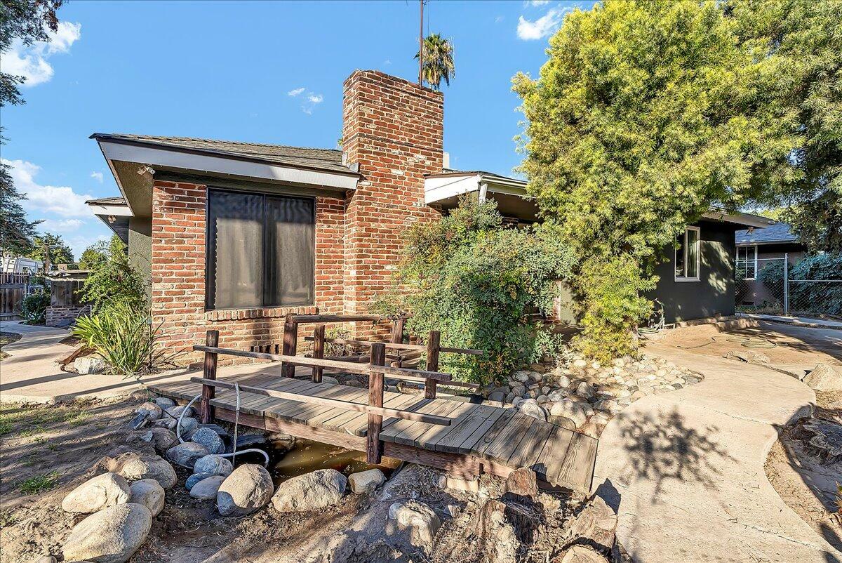 Property Photo:  2518 W Walnut Avenue  CA 93277 