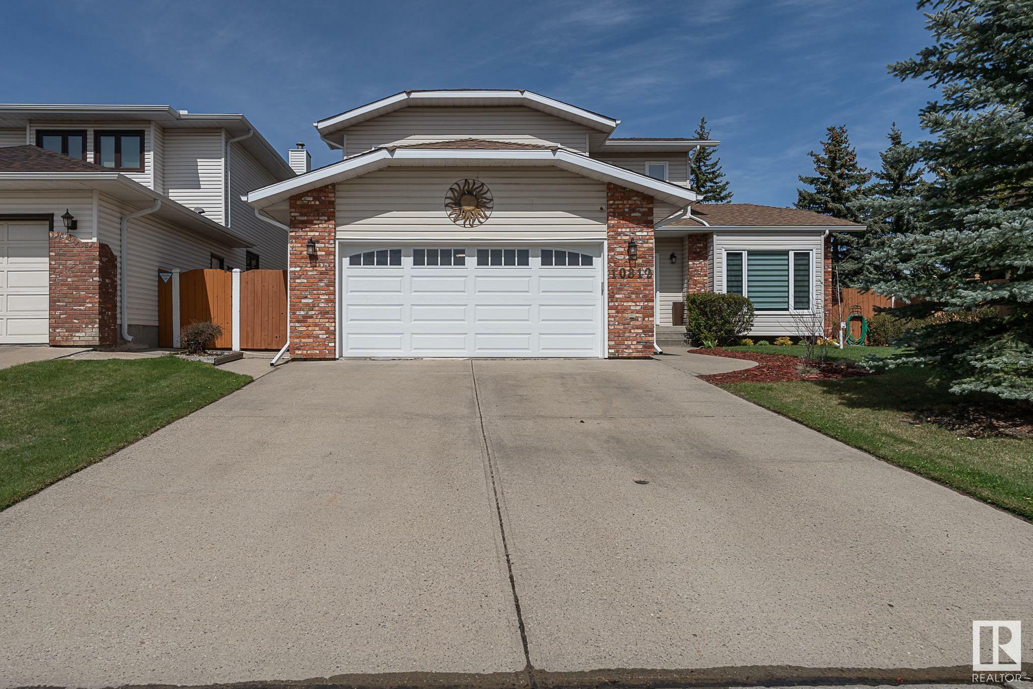 Photo de la propriété:  10812 18 Avenue NW  AB T6J 6P1 