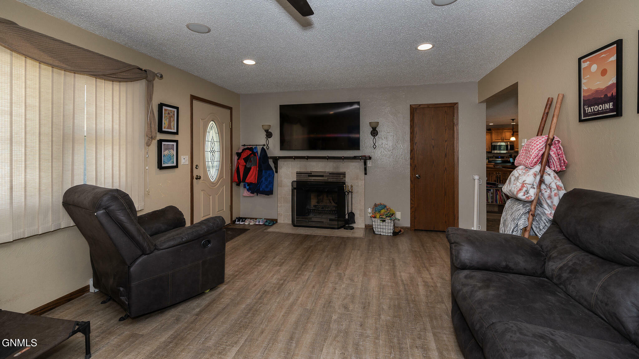 Property Photo:  1122 Hillside Terrace  ND 58501 