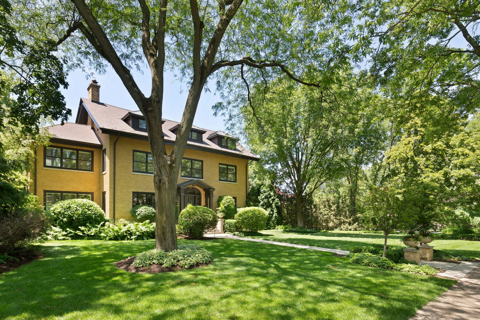 Property Photo:  200 S Stone Avenue  IL 60525 