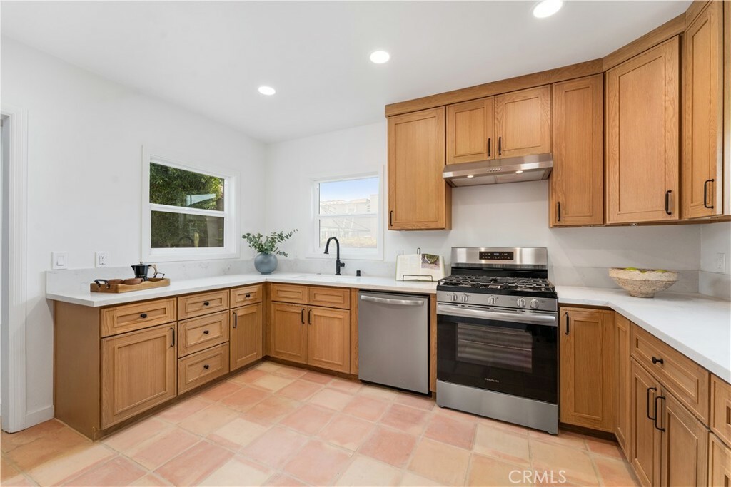 Property Photo:  729 S Highland Avenue  CA 90036 