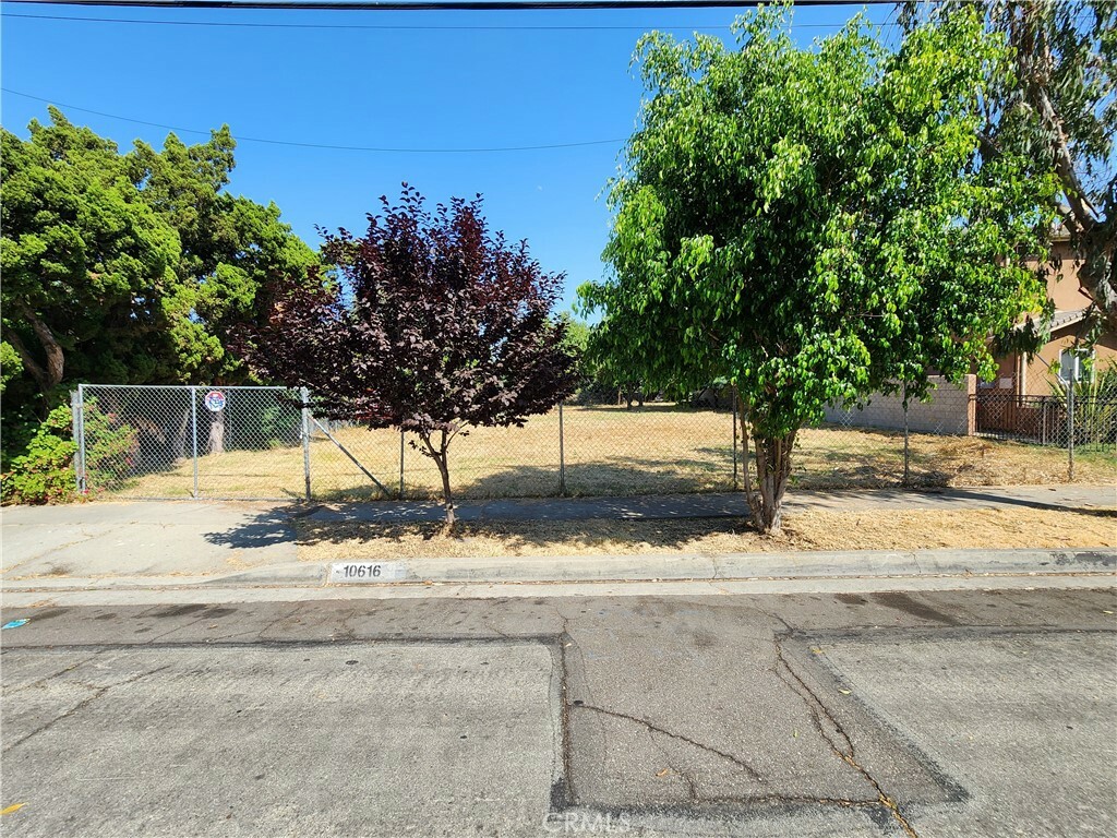 Property Photo:  10616 Victoria Avenue  CA 90604 