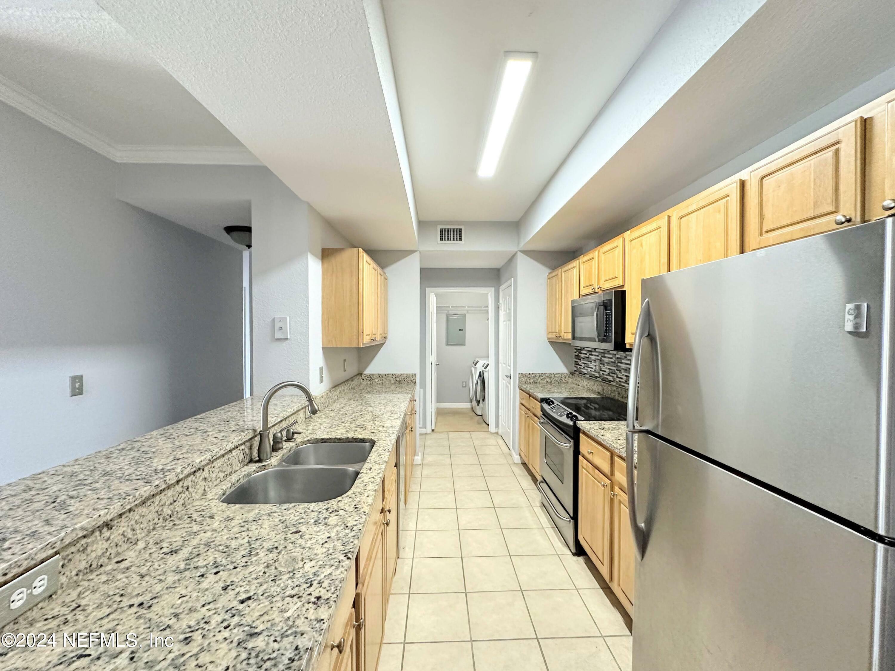 Property Photo:  10075 Gate Parkway N 2413  FL 32246 