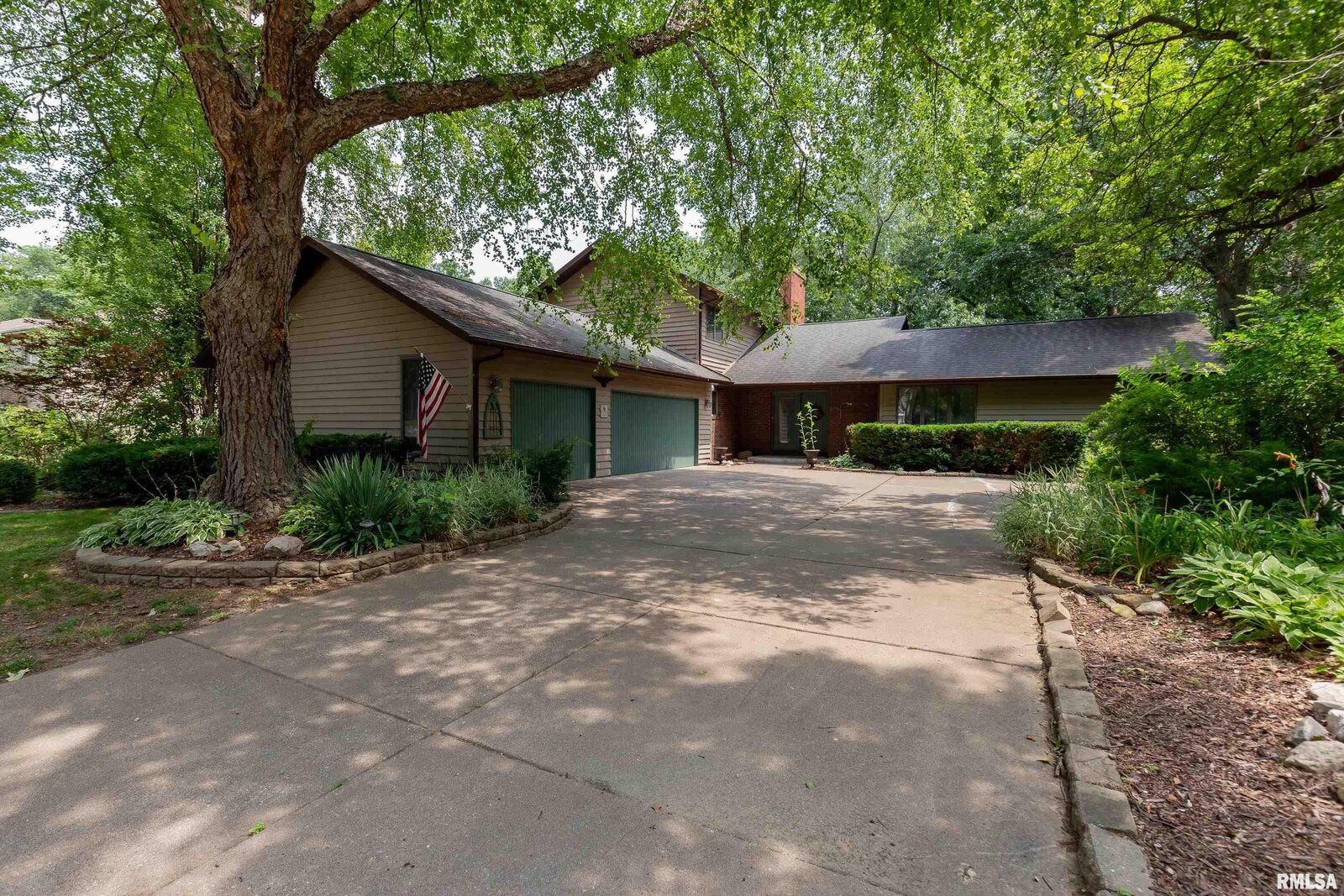 Property Photo:  10 Velie Drive  IL 61265 