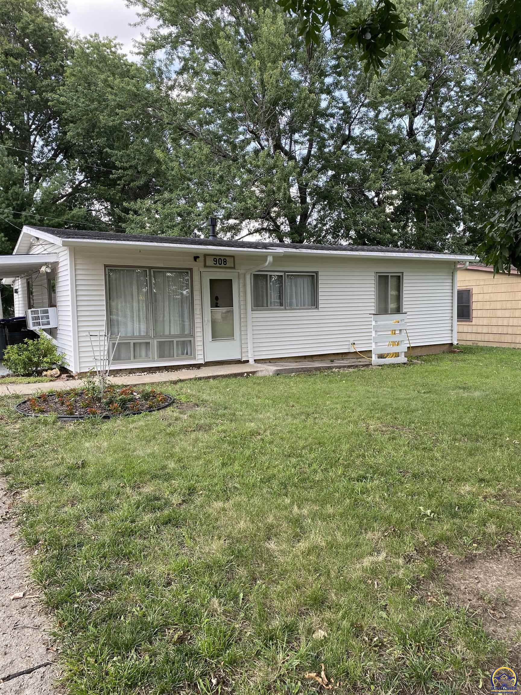 Property Photo: 908 SW 32nd St KS 66611