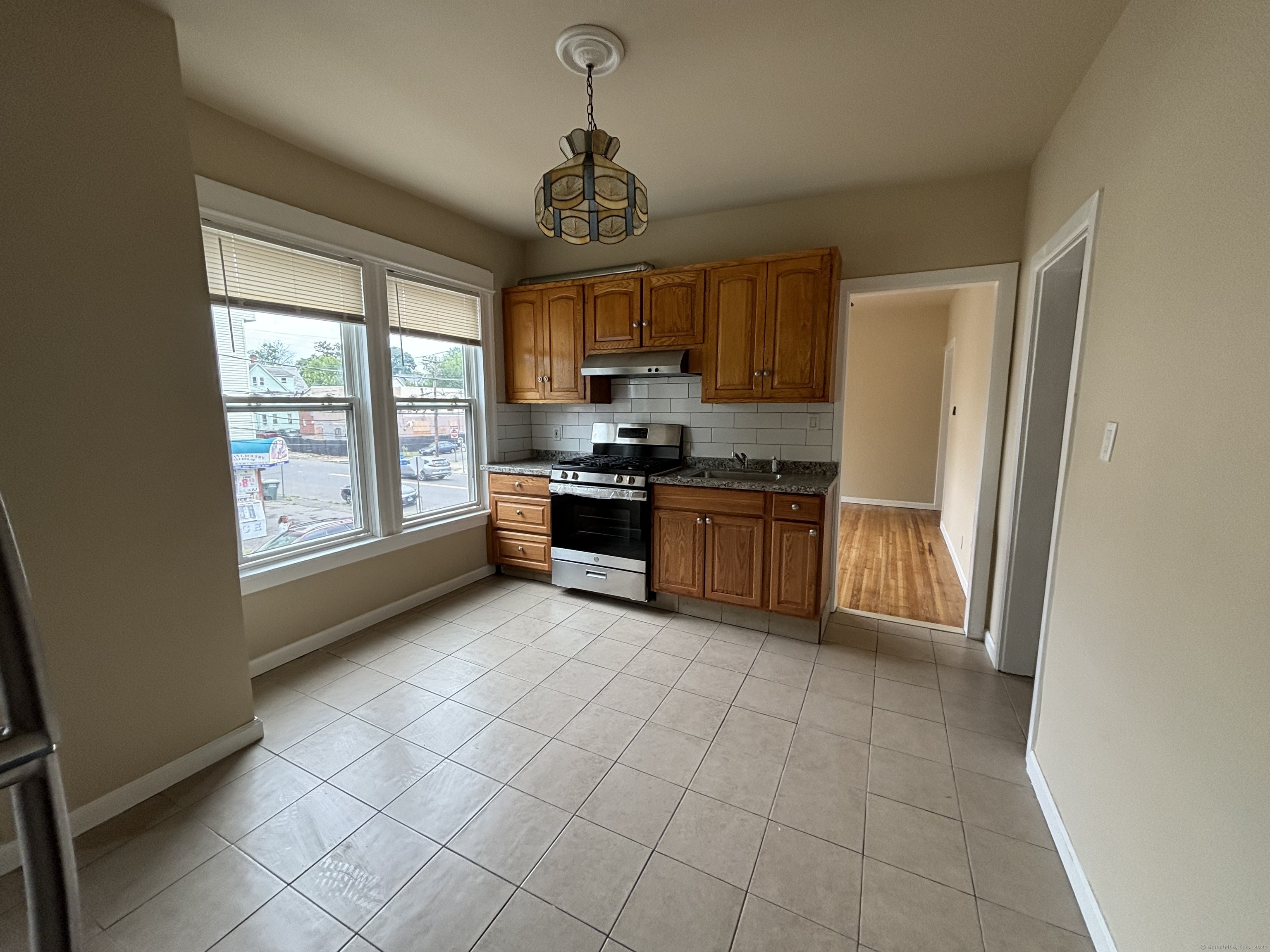 Property Photo:  252 Maplewood Avenue Second Floor  CT 06605 