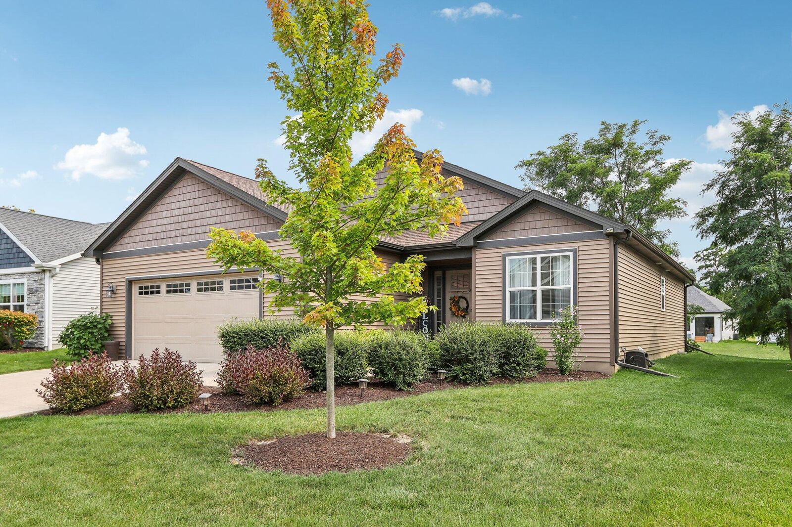 Property Photo:  224 Summerhaven Ln  WI 53147 