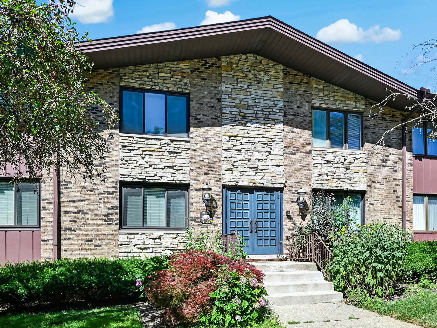 Property Photo:  1640 Royal Oak Road 4  IL 60561 