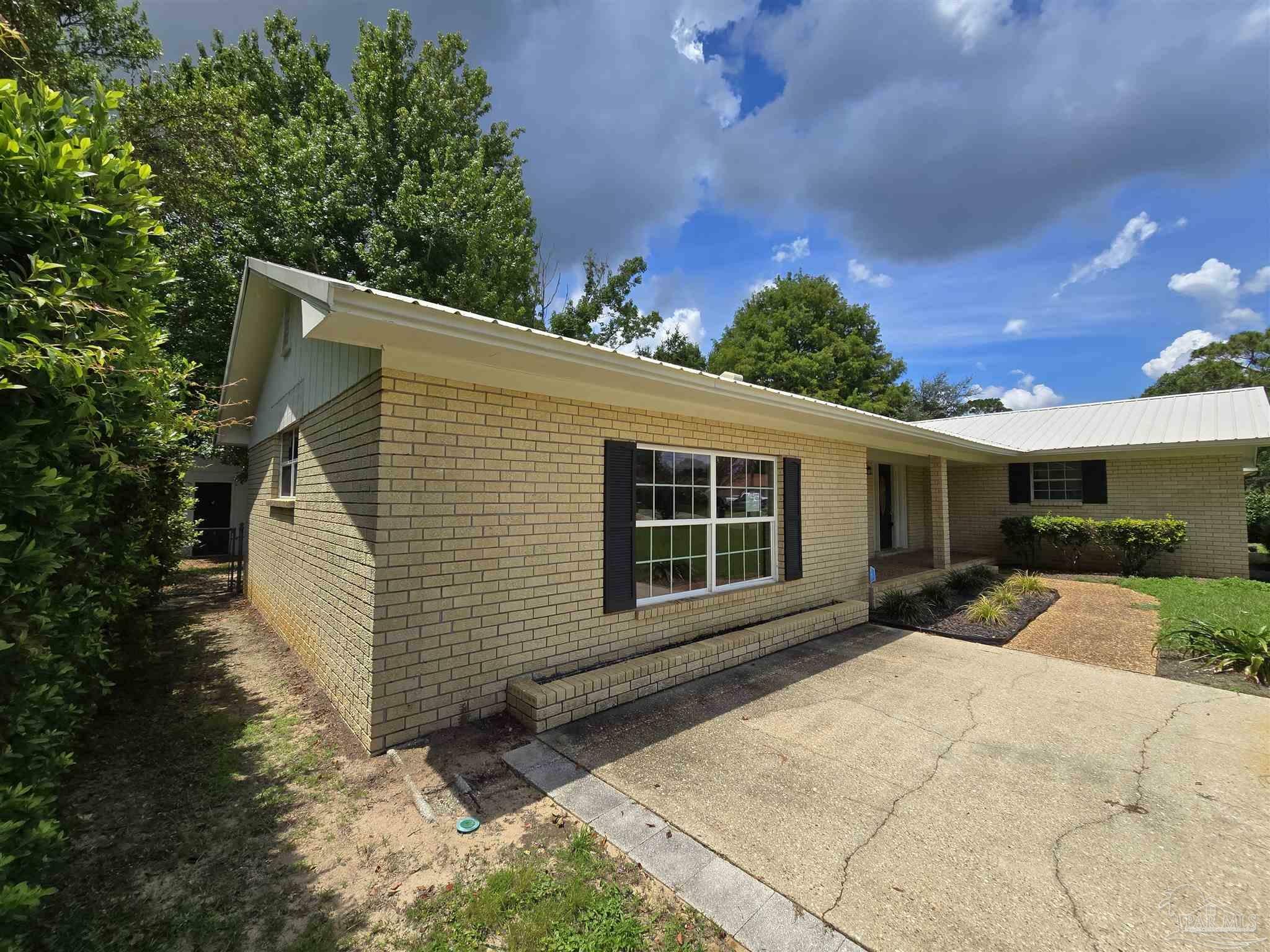 Property Photo:  5855 Keystone Rd  FL 32504 