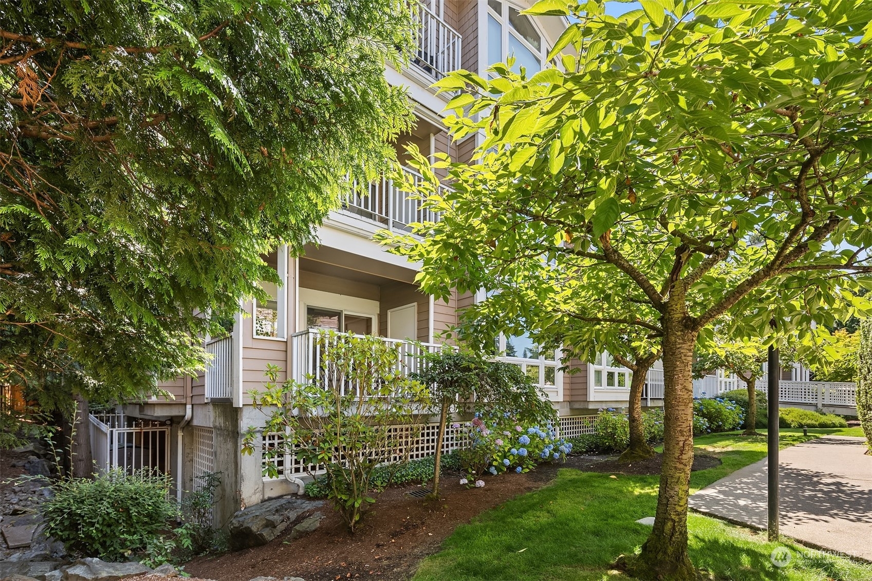 Property Photo:  702 Kirkland Way 6  WA 98033 