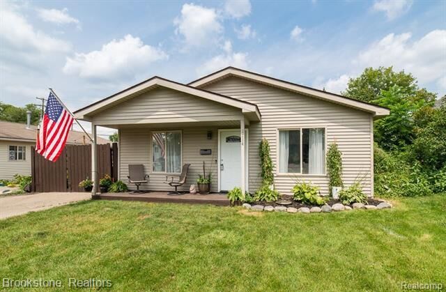 Property Photo:  1114 Holbrook Avenue  MI 48328 