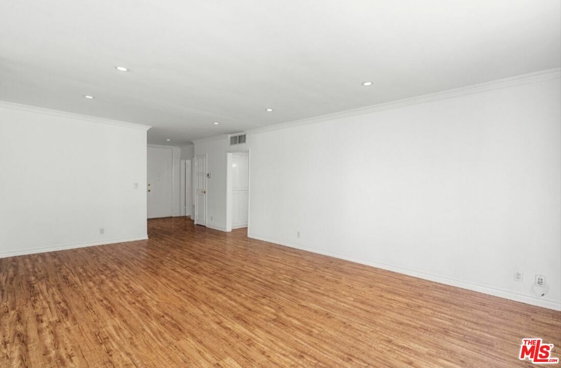 Property Photo:  432  N Palm Dr 208  CA 90210 